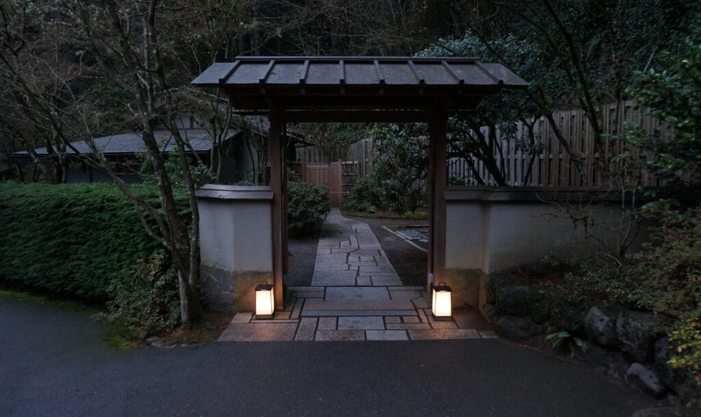 庭、灯籠 灯籠 The Lanterns A tranquil Japanese garden, right in your home